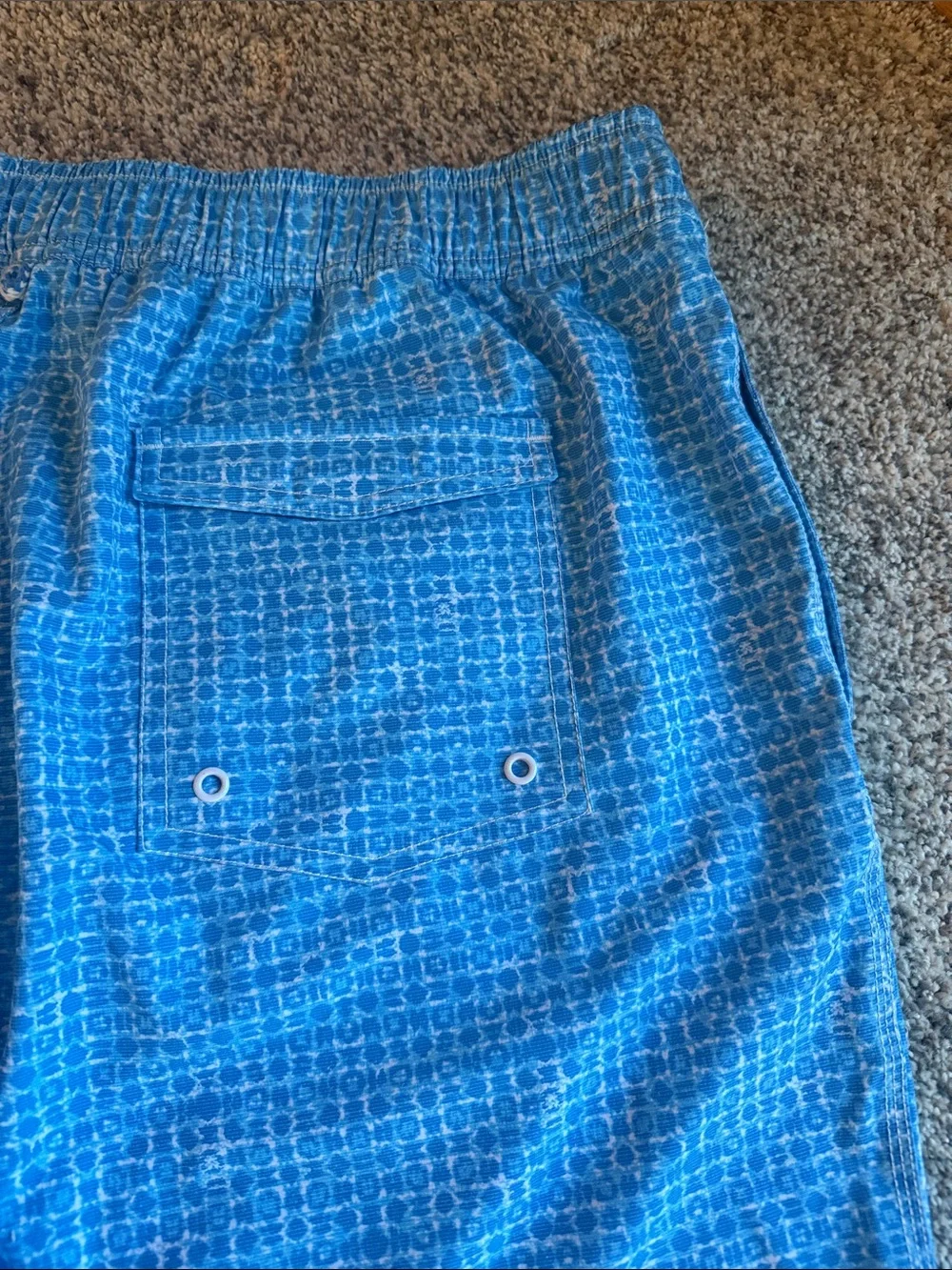 Johnnie-O Men’s XL Lined Swim Trunks Shorts Pocketed Light Blue Geometric Print